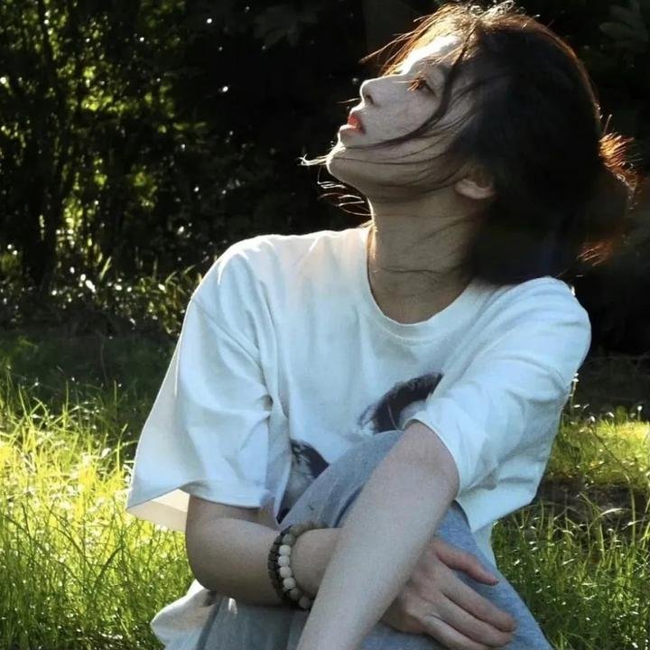 穿黑衣的女孩